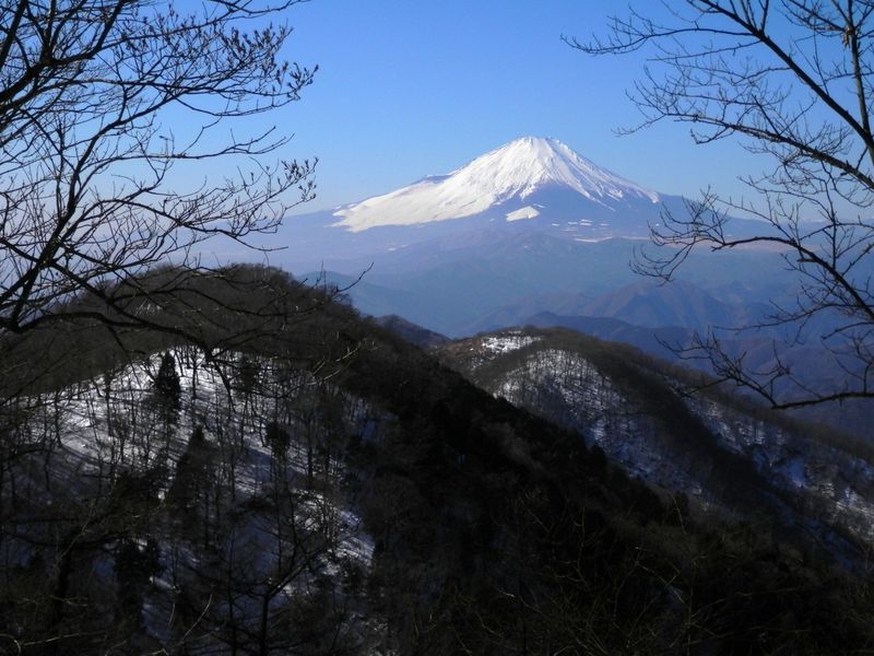 塔ノ岳・鍋割山 -- 富士山の手前に、鍋割山荘が見える