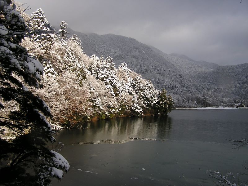 鳴虫山 -- 雪化粧した湯の湖