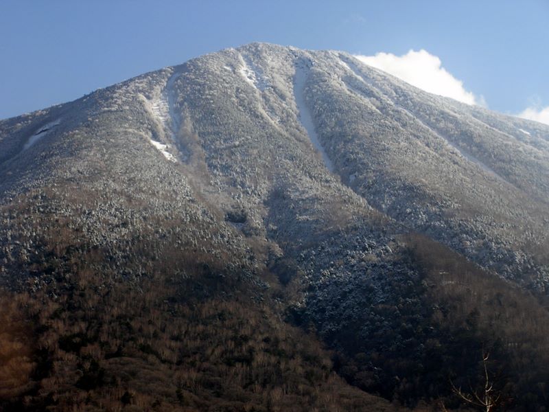 鳴虫山 -- 雪化粧した男体山