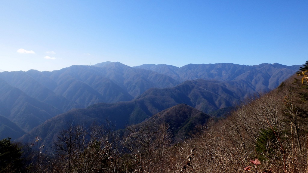 松姫峠より、小金沢連嶺を望む