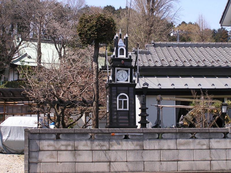 徳恩寺の門前の家には、時計台、水車、石塔などがある