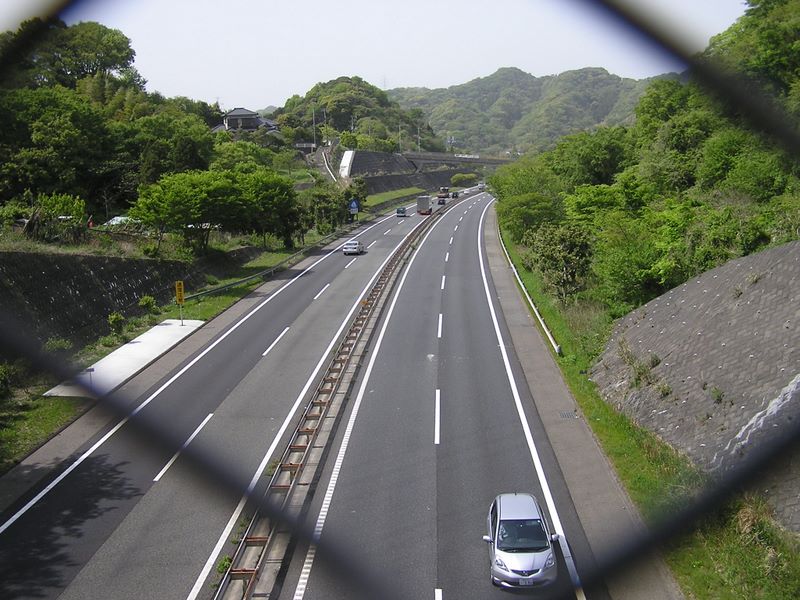 大楠山 -- 横浜横須賀道路に架かる阿部倉橋を渡る