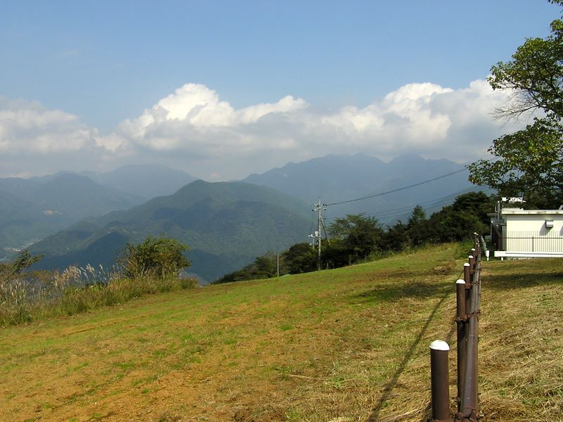 蛭ヶ岳（右上方Ｖ字谷の右の峰）、檜洞丸（同左の峰）、大室山（左遠方）を望む