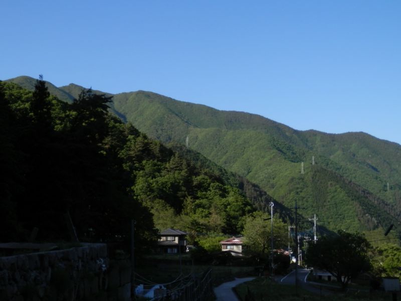 新田集落から、トクモリ、お坊山、東峰を望む