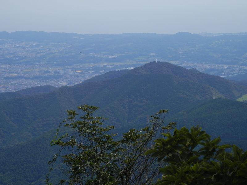 大山 -- 高取山と相模湾を望む