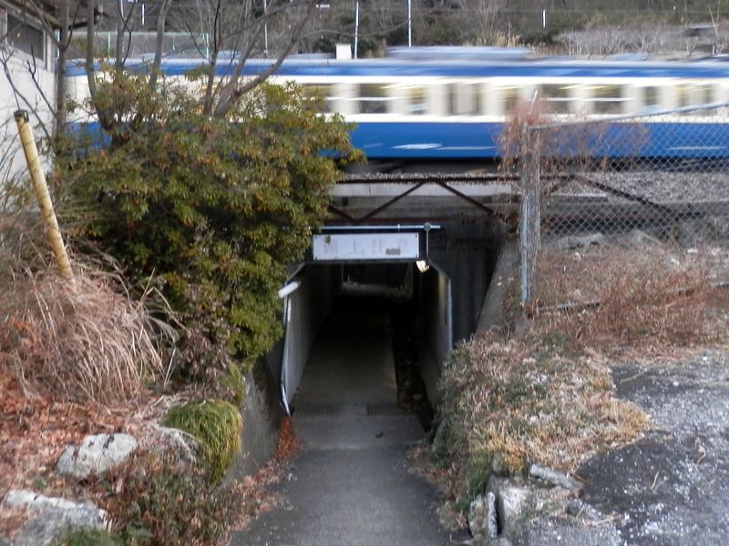 この小さなトンネルをくぐって、線路の北側に出る