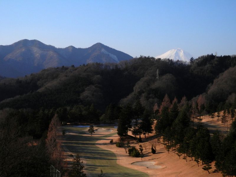 ゴルフ場の向こうに富士山