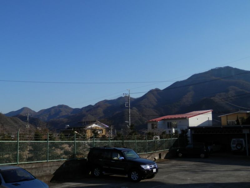 鳥沢駅付近にて、矢平山から倉岳山まで望む