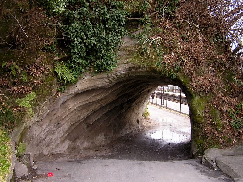 六国見山・円覚寺 -- 小さなトンネルをくぐる