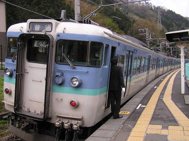 笹子駅にて松本行き電車を見送る