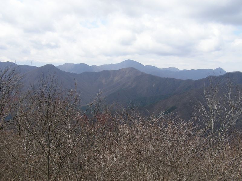 笹子雁ケ腹摺山 -- 右に大沢山、左に大洞山