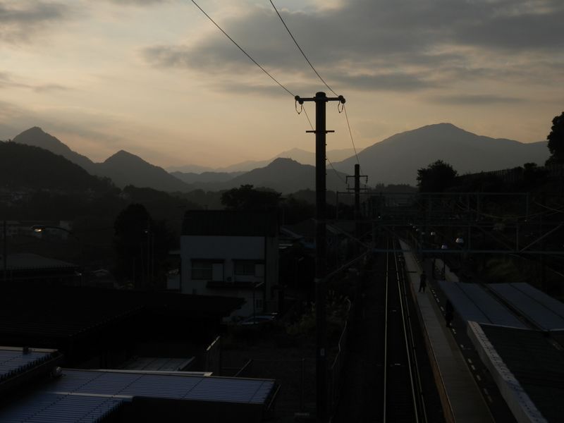 藤野駅の跨線橋より望む、御前山群と扇山