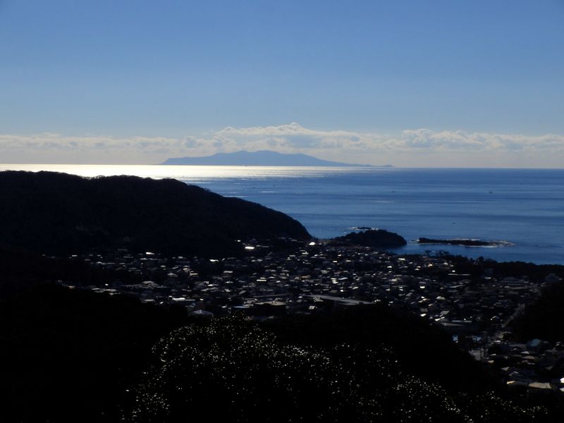 189m峰の休憩地より、伊豆大島を望む
