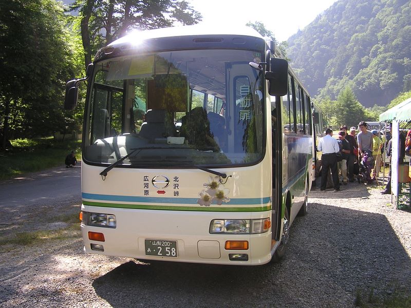 仙丈ヶ岳 -- 北沢峠行きバスに乗り込む