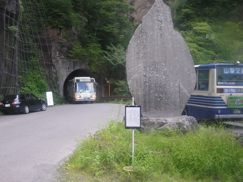 仙丈ヶ岳 -- トンネルは先入車優先