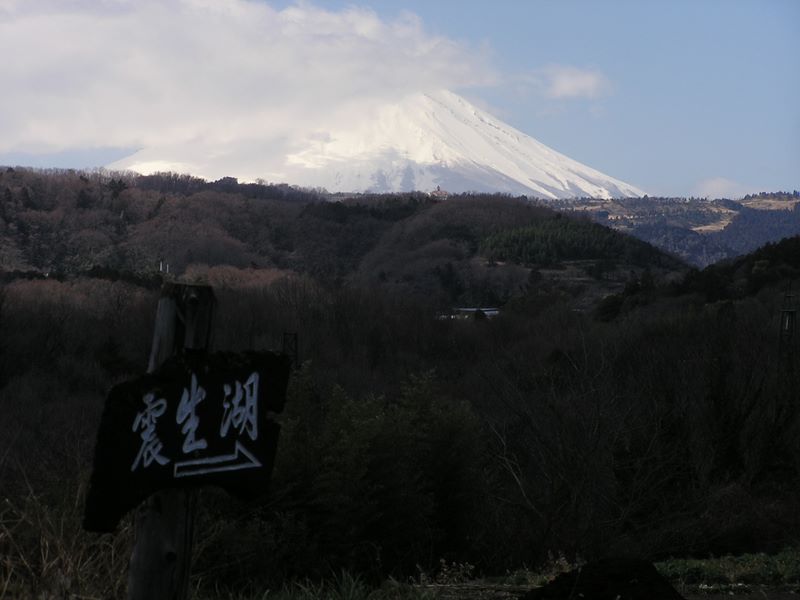 渋沢丘陵に立つと、富士山はほぼ真西に見える