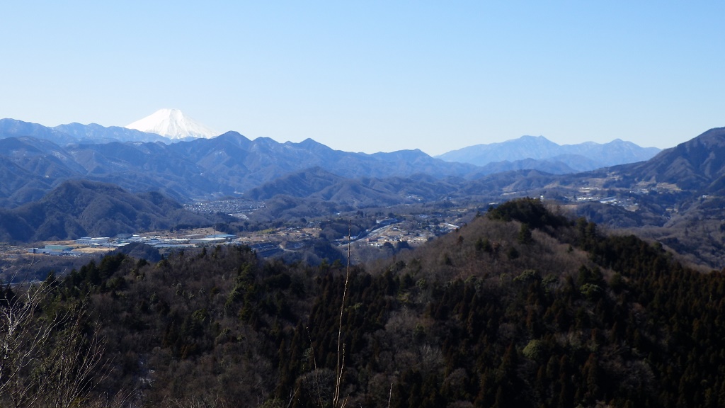 八重山展望台より望む、道志、富士山、前道志、三ツ峠山ほか