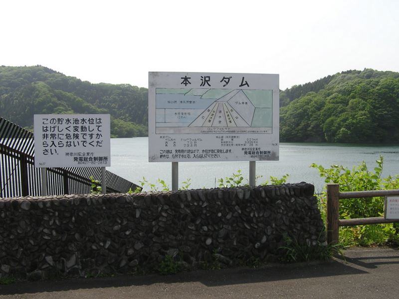城山湖 -- 揚水発電では夜間に水位が上昇する