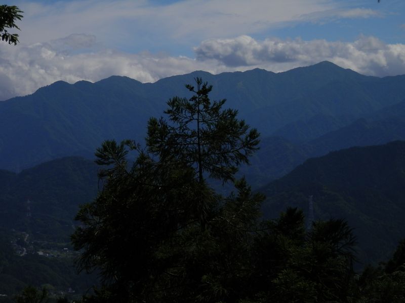 蛭ヶ岳（右）、丹沢三峰（左）