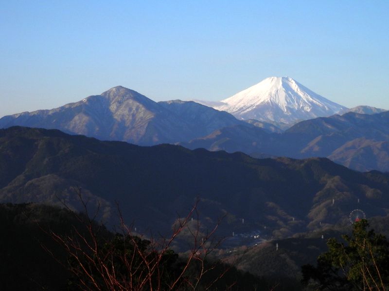 高尾山頂の大見晴台より、富士山と大室山を望む