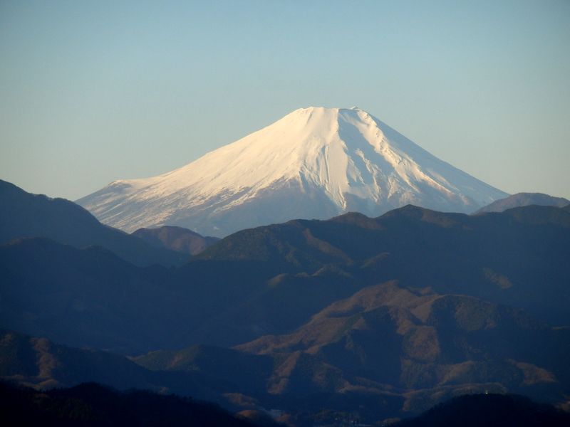 桜色が消えて、白銀色になった富士山