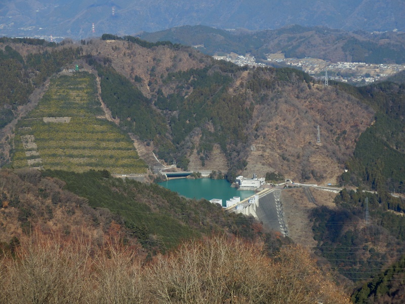 高取山展望台より、宮ヶ瀬ダムを望む