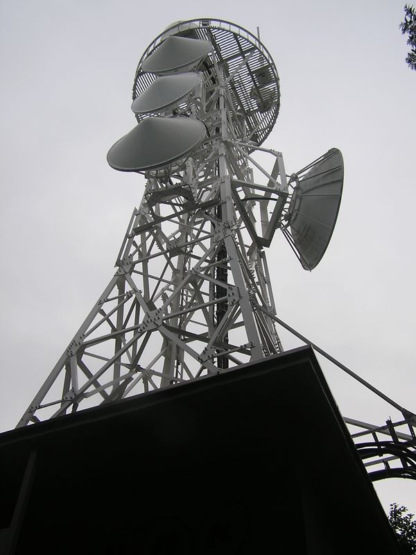 高取山頂に立つNHKの無線中継所