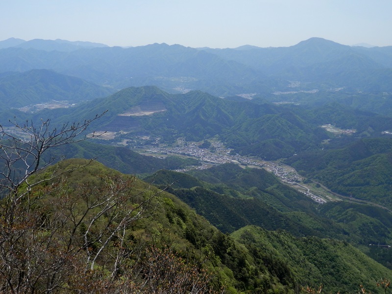 中央に初狩駅。背後に高川山。遠方に道志の山並み