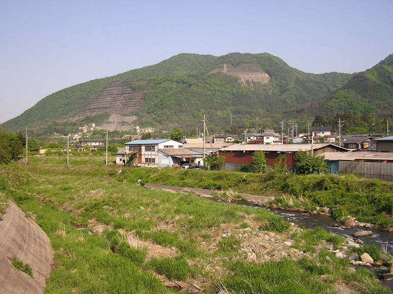 滝子山 -- 向こうに高川山