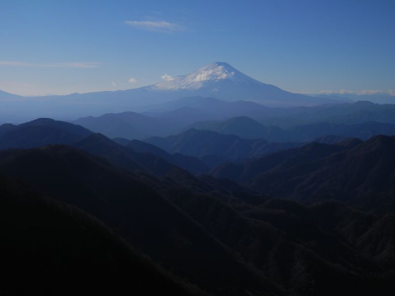 塔ノ岳より、西丹沢方面と鍋割山を望む。