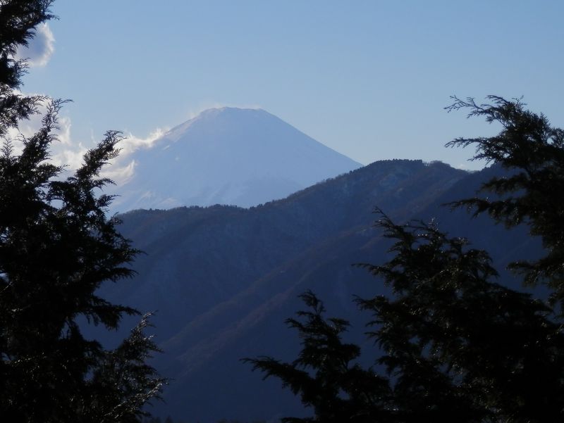 西日の中に、影が淡くなった富士山