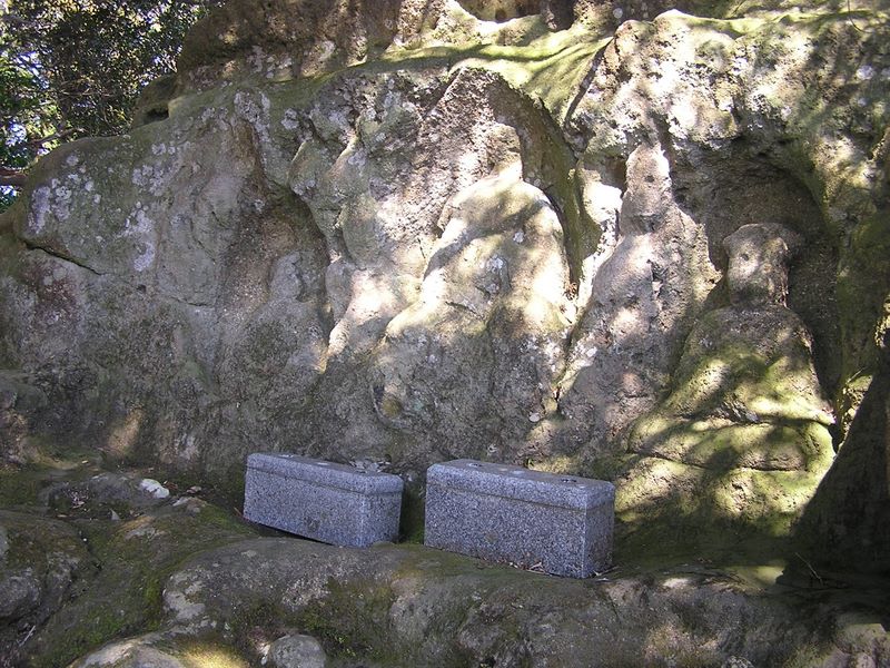 天園 -- 十王岩の、風化した磨崖仏
