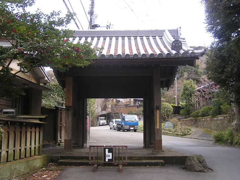 天園 -- 瑞泉寺参道の門。車両は迂回できる