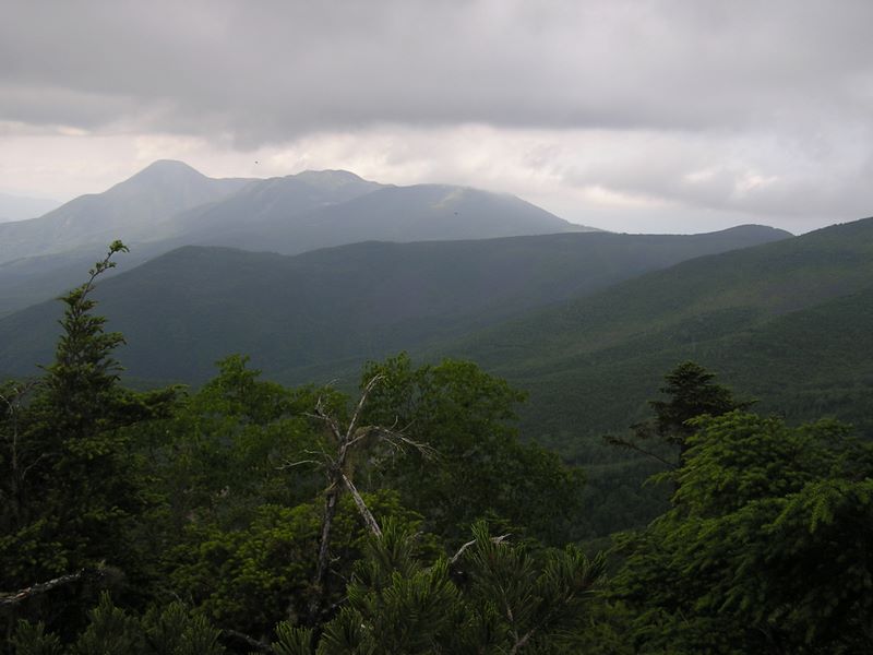 天狗岳 -- 第一展望台より北に蓼科山（左）を望む