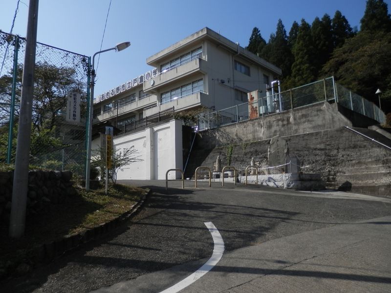 正しい道は、戸倉小学校を左に見る。