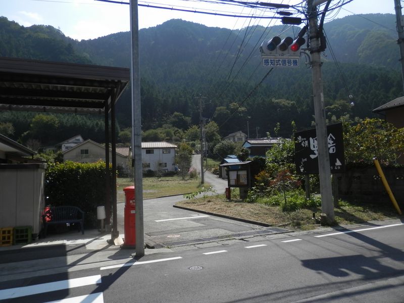 荷田子ルートは、郵便ポストのある横断歩道から南に入る