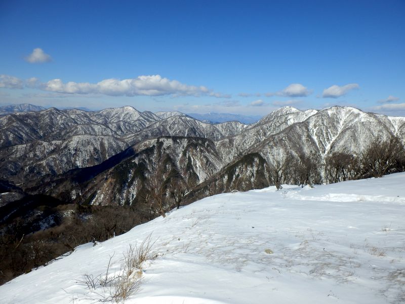 塔ノ岳山頂より、丹沢主稜を望む