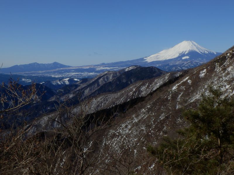 愛鷹山塊（左）と富士山