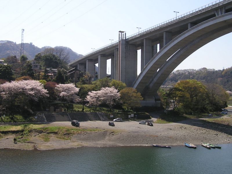 城山と津久井湖 -- 小倉橋から新小倉橋を見上げる