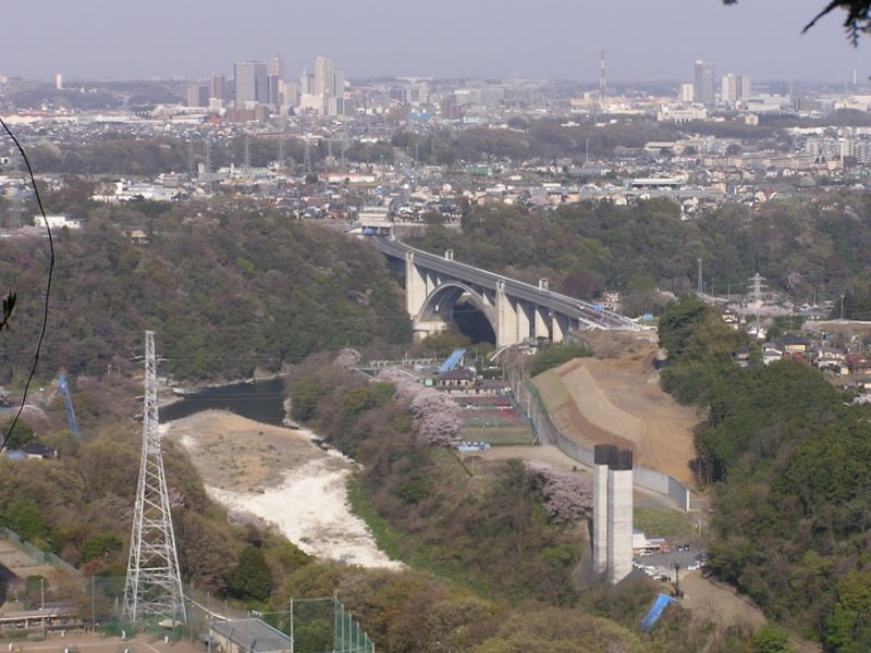 城山と津久井湖 -- 新小倉橋の先に橋本の市街地を望む