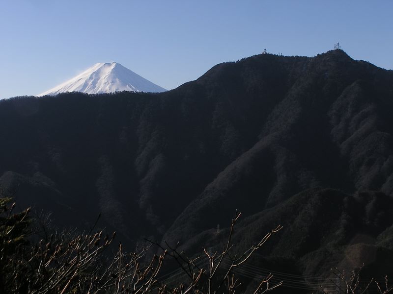 見晴らしの良い1340mピークから三ツ峠山（右）と富士山を望む