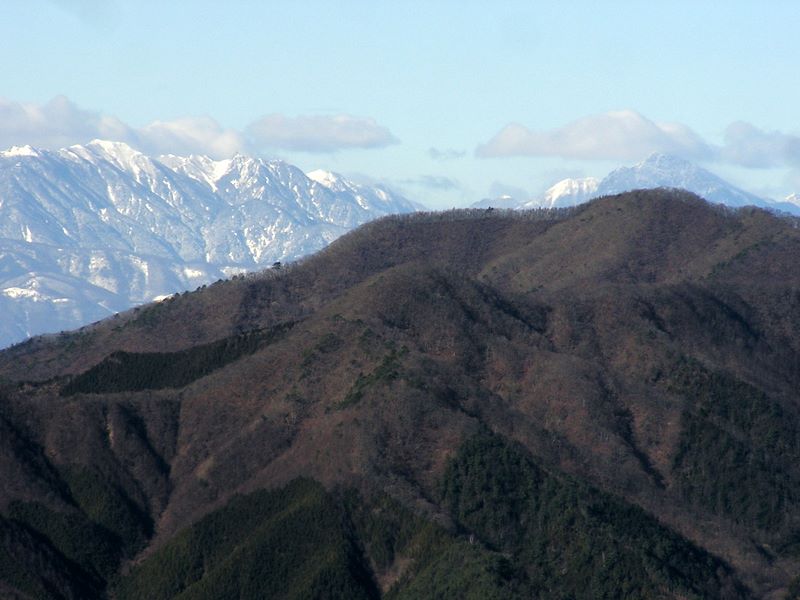 見晴らしの良い1340mピークから、南アルプスの甲斐駒ヶ岳（右）と鳳凰三山（左）を望む