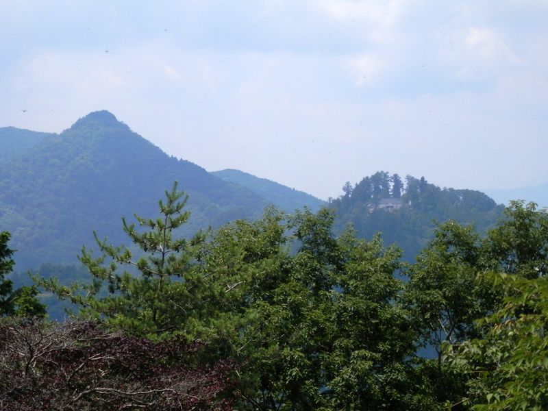 奥の院（左）と御岳山（右）