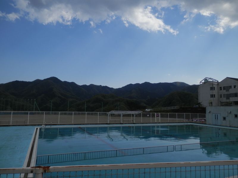 上野原西小学校と秋山山稜