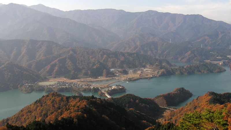 高取山から青緑色の宮ヶ瀬湖を望む