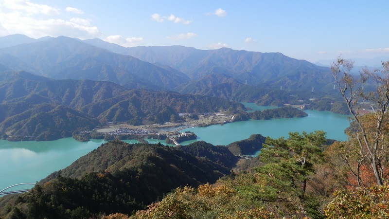 高取山から丹沢山塊と宮ヶ瀬湖を望む