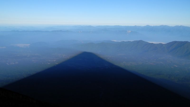 富士山頂から望む、朝の影富士