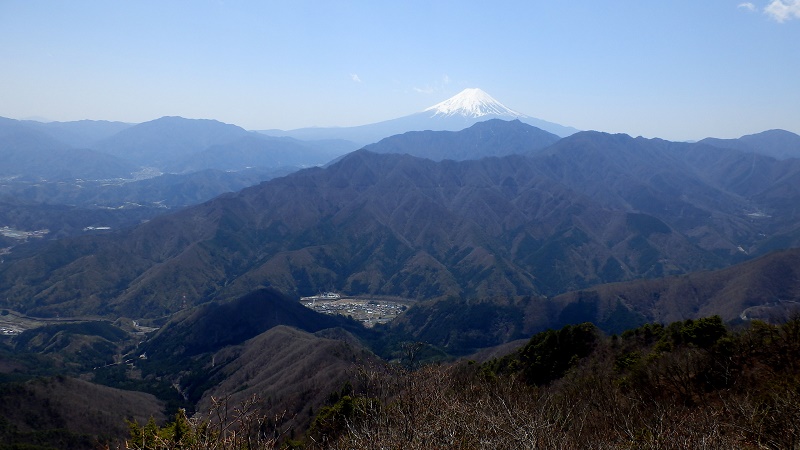 雲の消え去った、美しい富士山