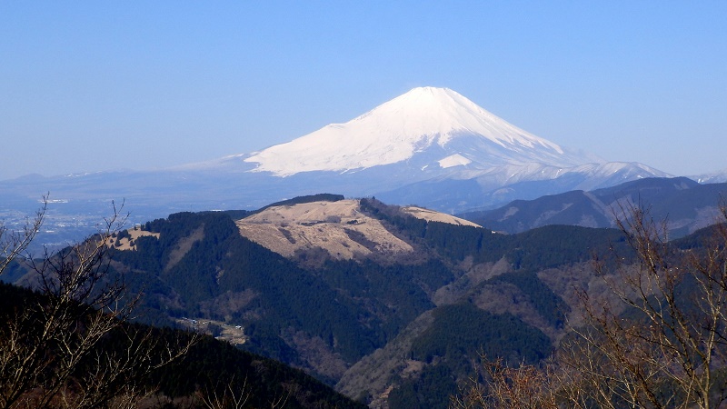 はなじょろ道の富士見台から富士山と大野山を望む