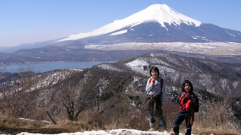 石割山頂から望む山中湖と富士山